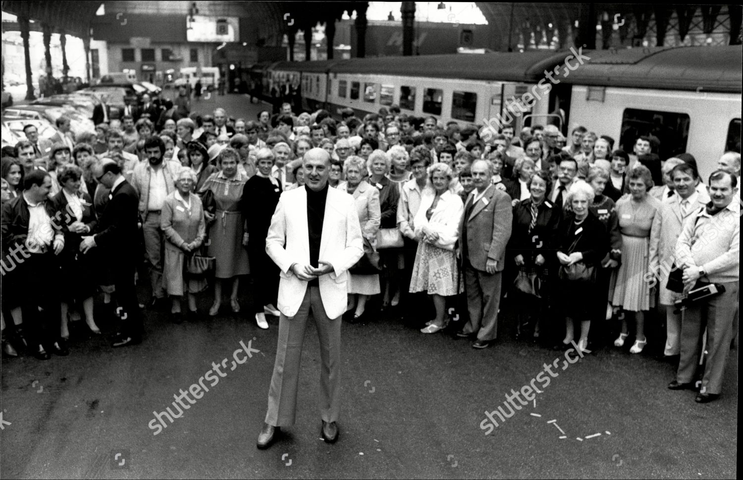 Television Presenter Gordon Honeycombe 166 Members Editorial Stock ...