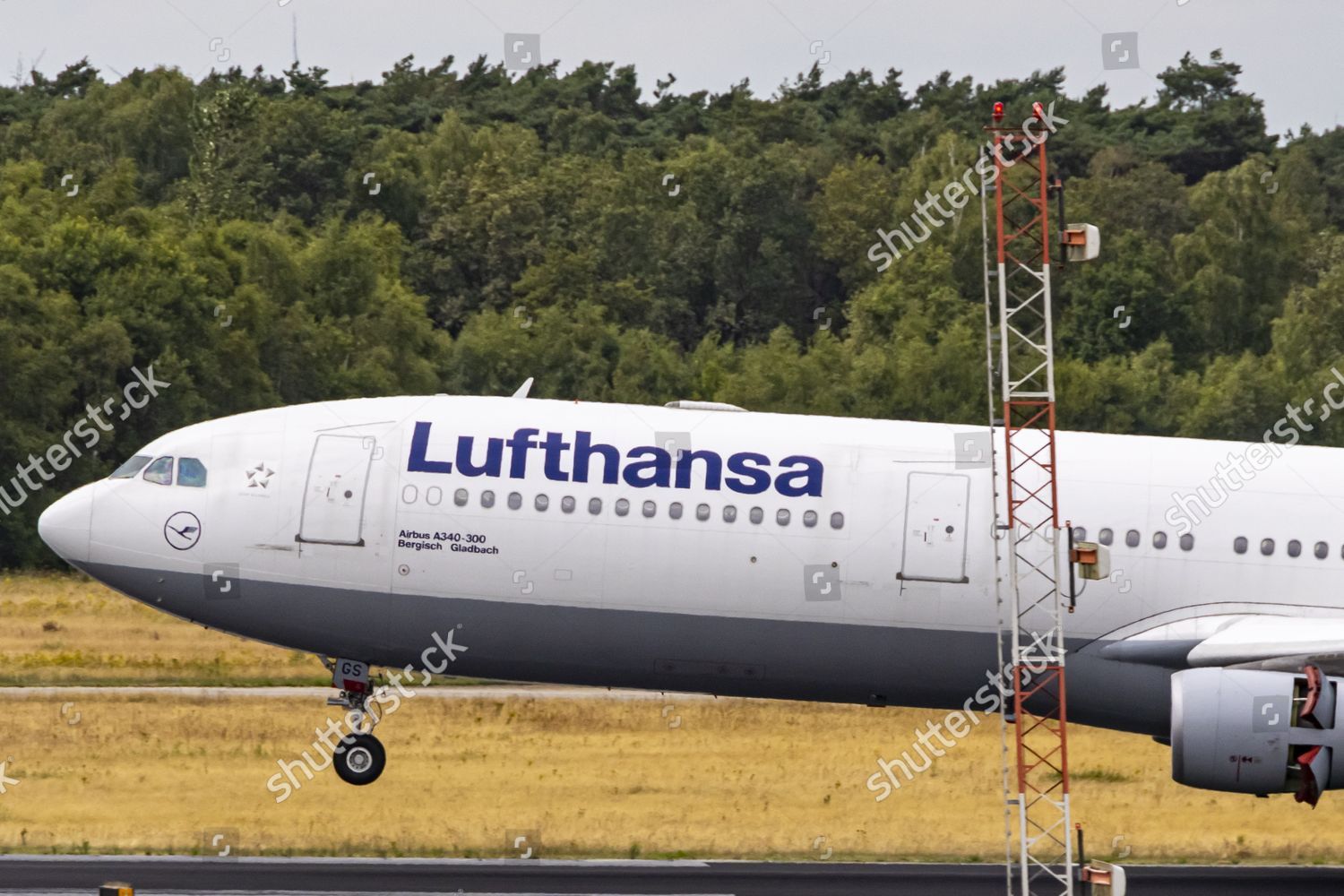 Lufthansa Airbus A340 Passenger Aircraft Seen 新闻传媒库存照片