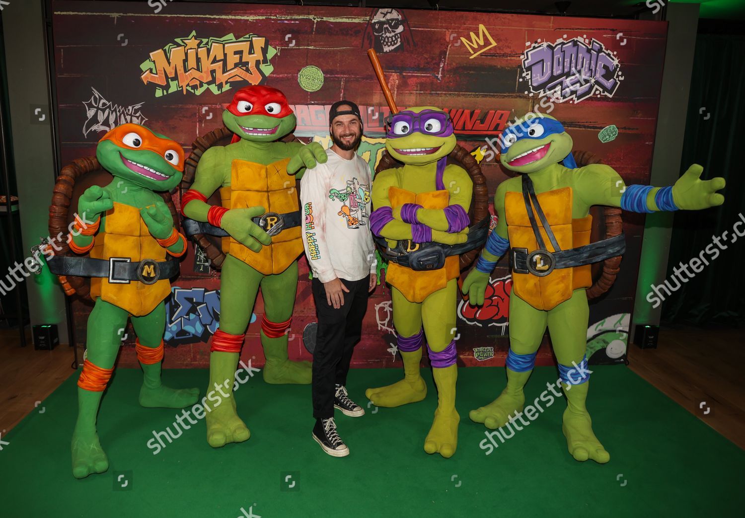 Teenage Mutant Ninja Turtles models raise money for NHS charities - BBC News