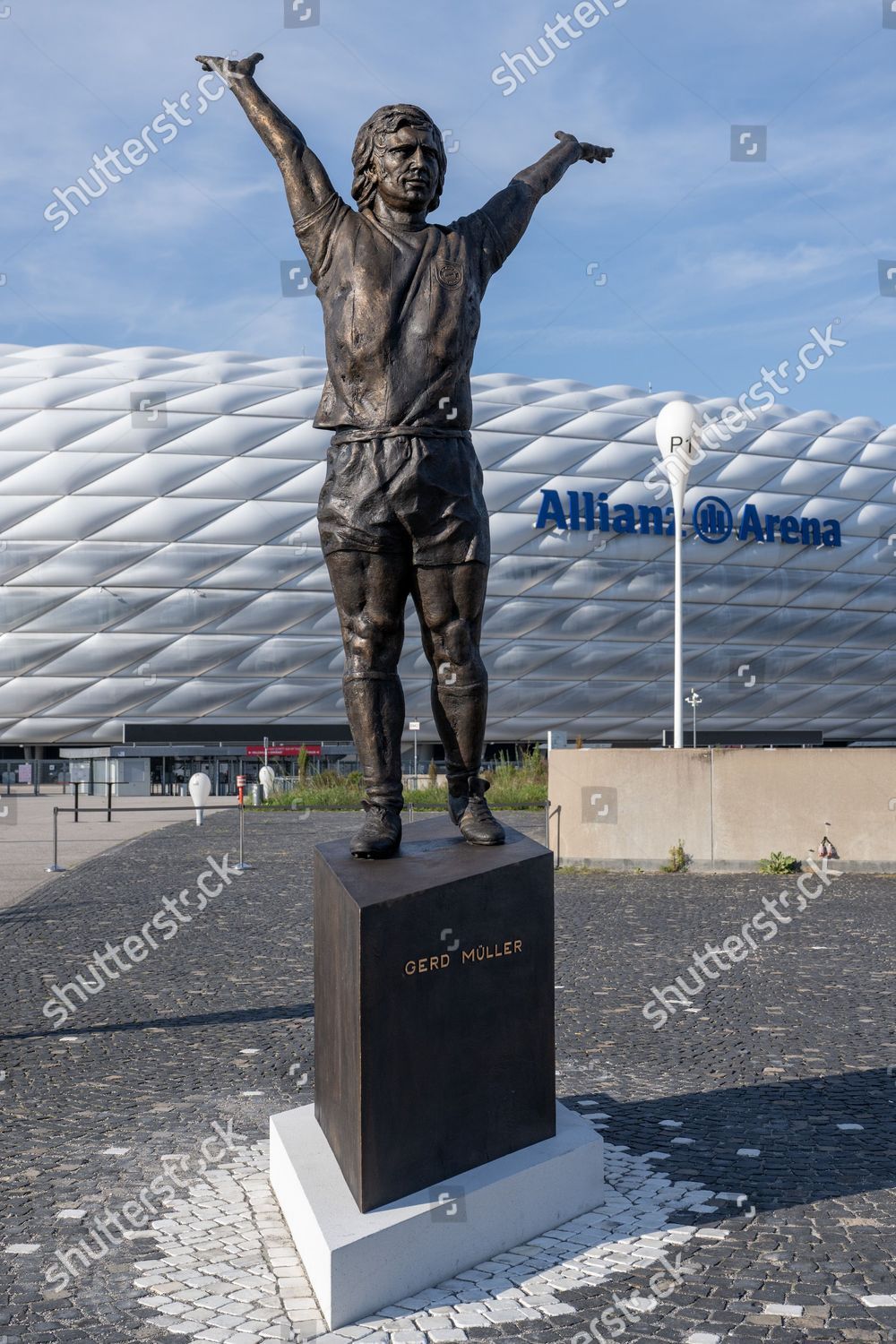 Statue for FC Bayern icon Gerd Müller