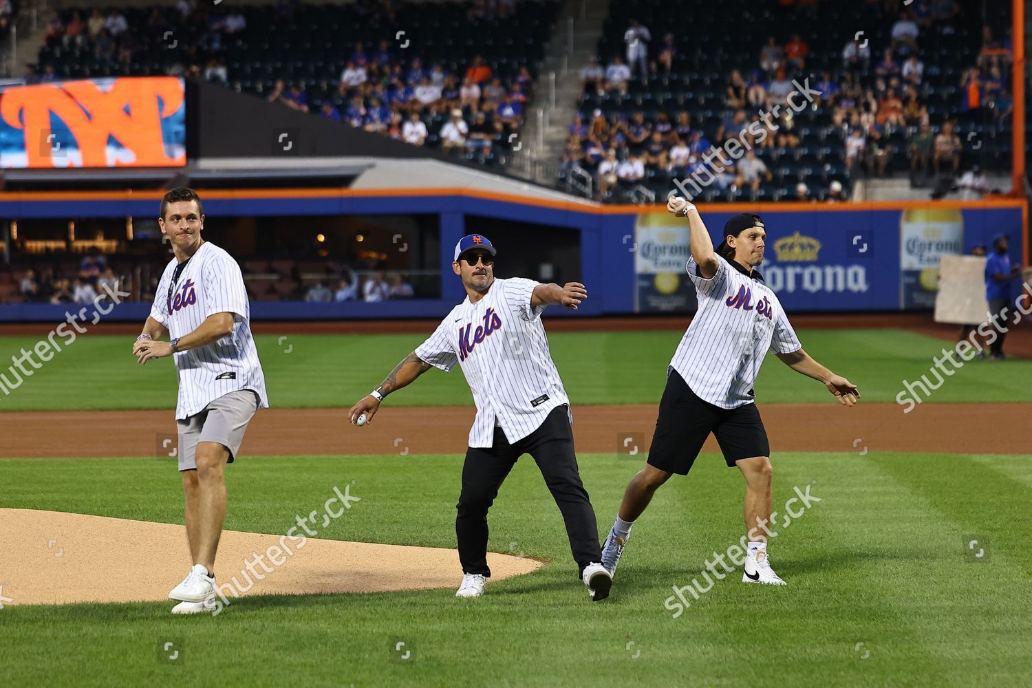 Clutterbuck Throws Ceremonial Pitch at Mets Game