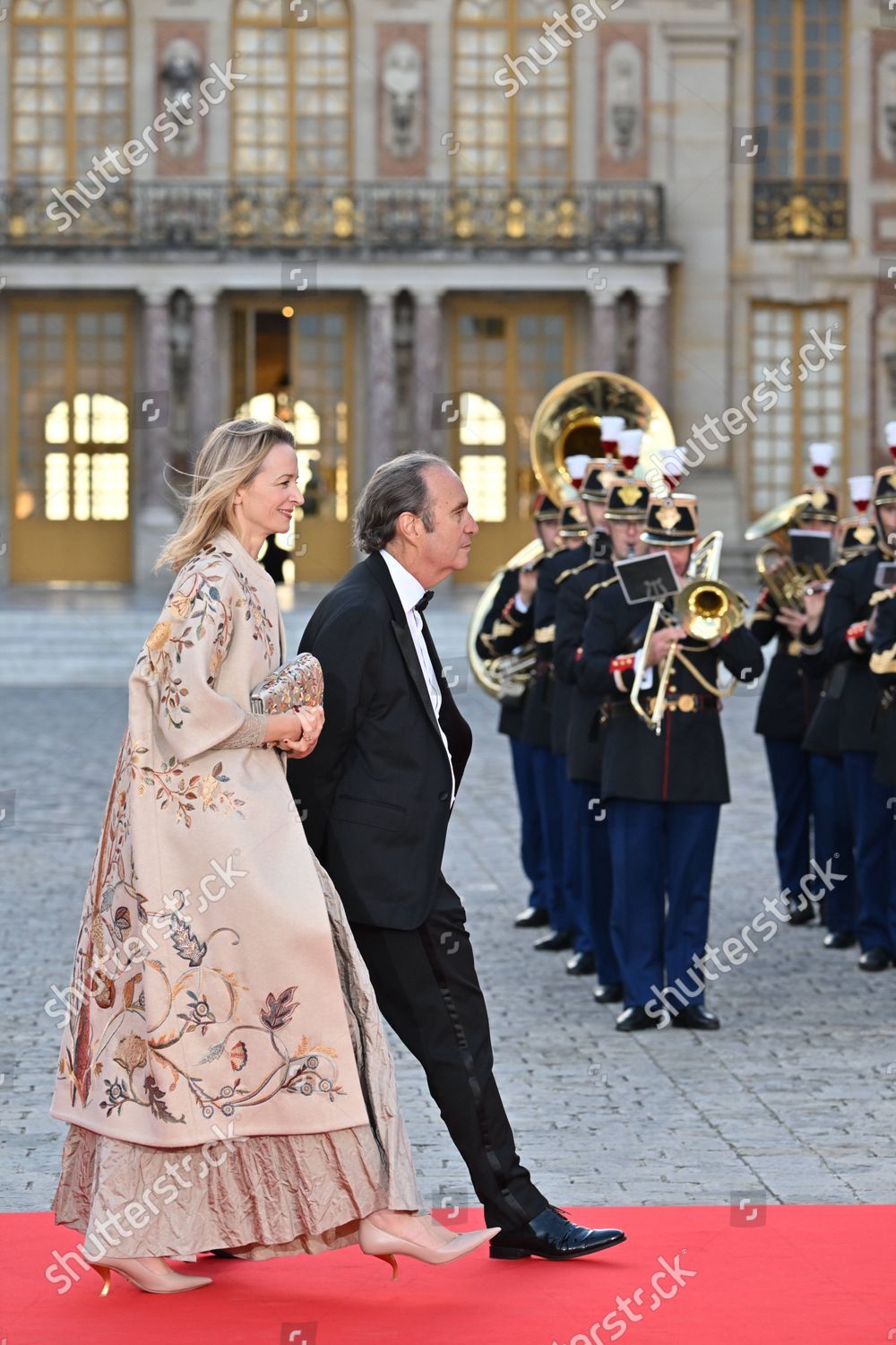 Xavier Niel and Delphine Arnault arriving at the funeral ceremony