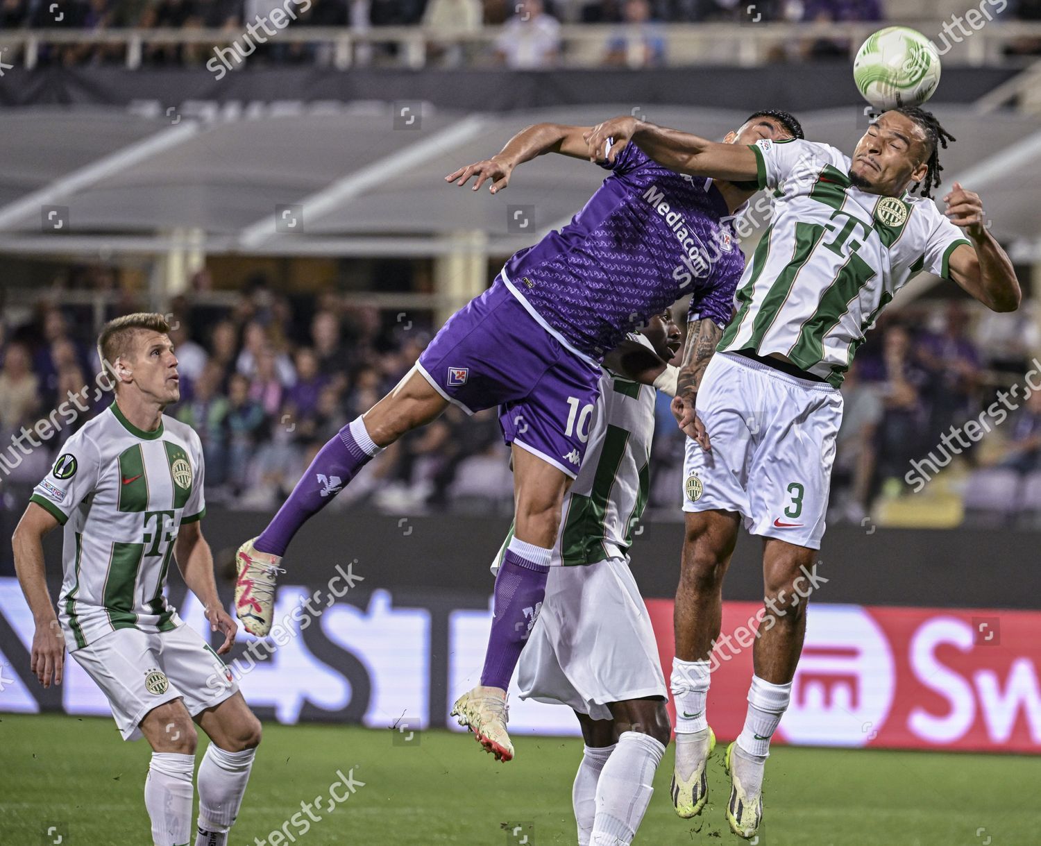 Fiorentina's Nicolas Gonzalez, left, and Ferencvaros' Samy Mmaee