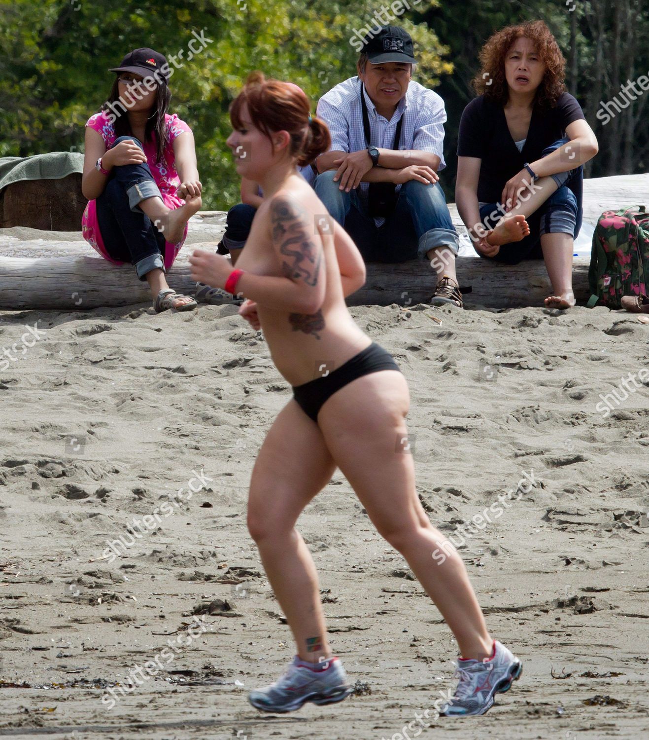 Zdjęcie stockowe: Bare Buns Run at Wreck Beach in Vancouver, Canada - 14 Au...