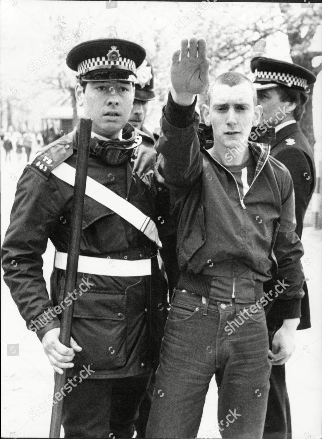 Skinhead Gives Nazi Salute He Arrested : Photos éditoriales De Stock ...