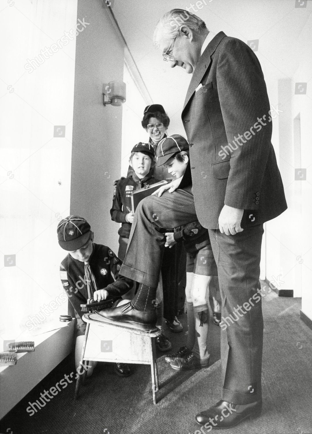 James Callaghan Has His Shoes Shined By Redaktionelles Stockfoto Stockbild Shutterstock