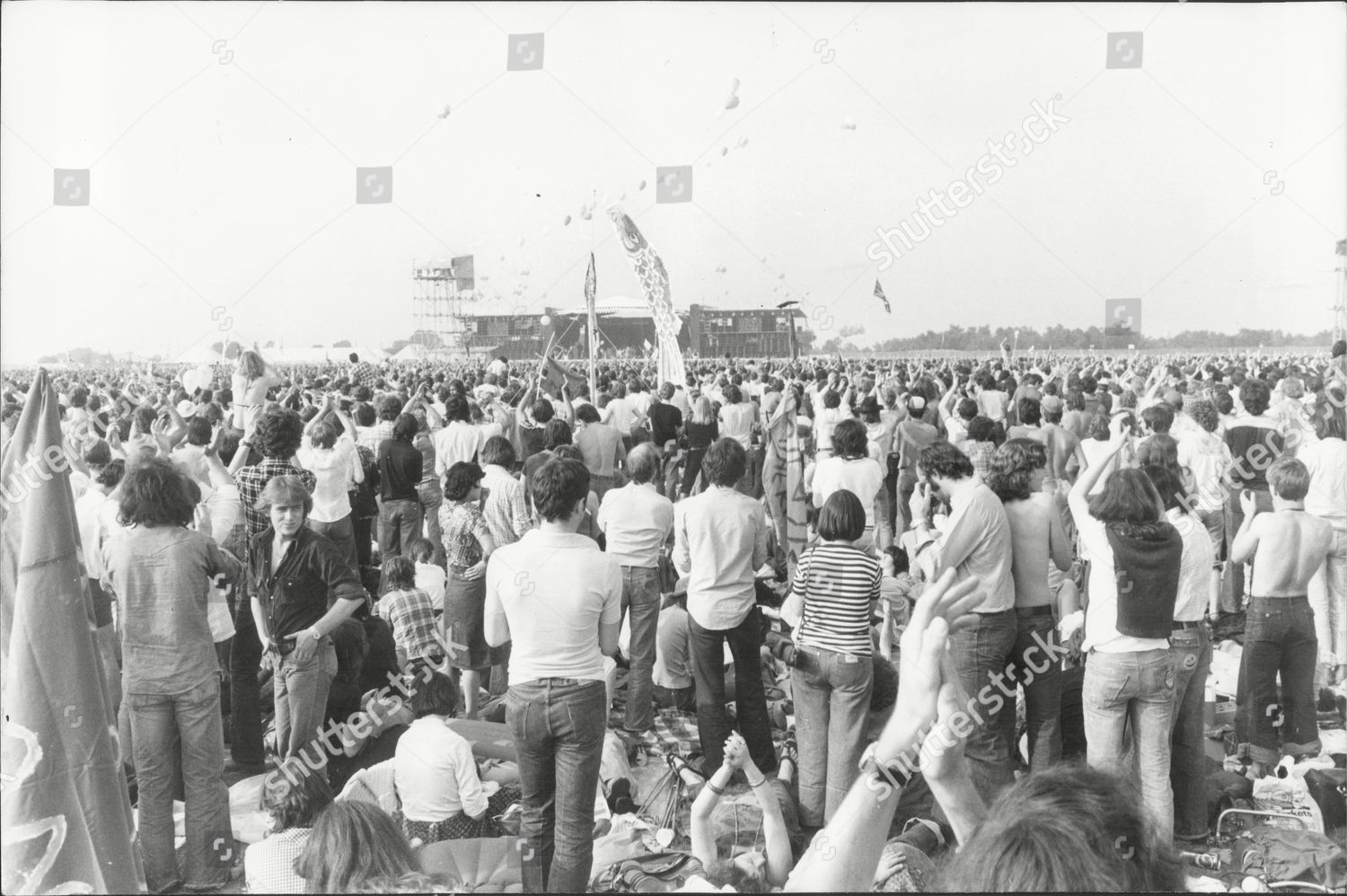 http://www.ukrockfestivals.com/blackbushe-jberg-crowd-dusk.jpg