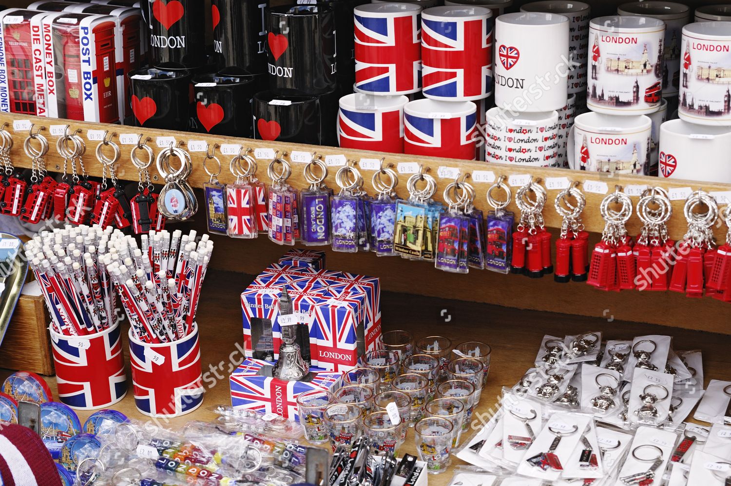 Сувениры англии. Биг бен сувенир. Сувениры великобритании. Что привезти из англии. Сувенирная лавка в лондоне.