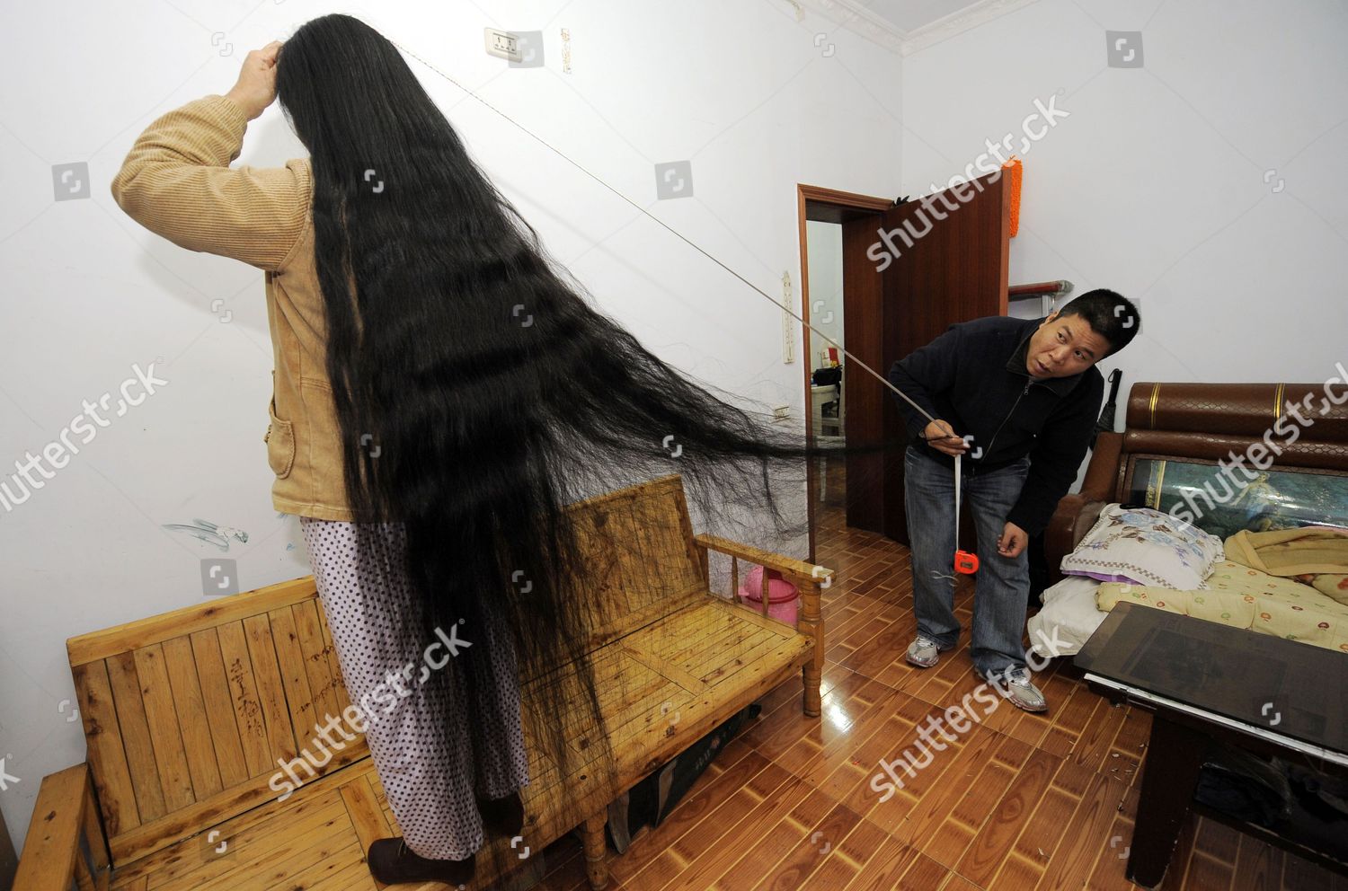 Xu Yunxues Husband Measures Her Hair Editorial Stock Photo Stock