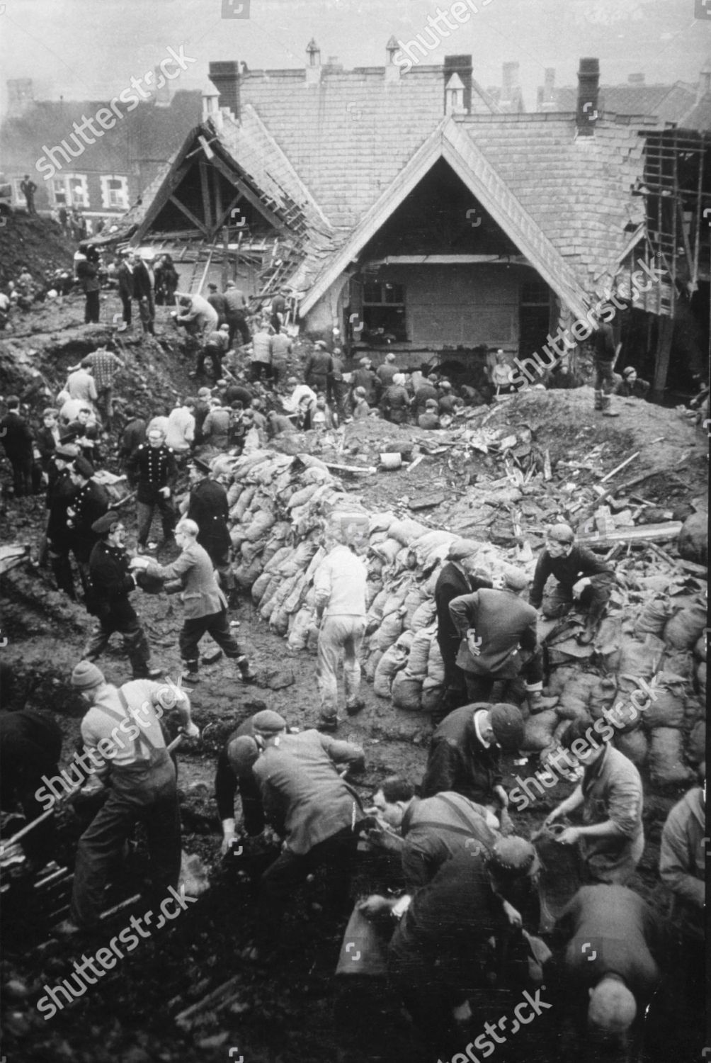 Firemen Miners Search Amongst Rubble Find Survivors Redaktionelles Stockfoto Stockbild Shutterstock