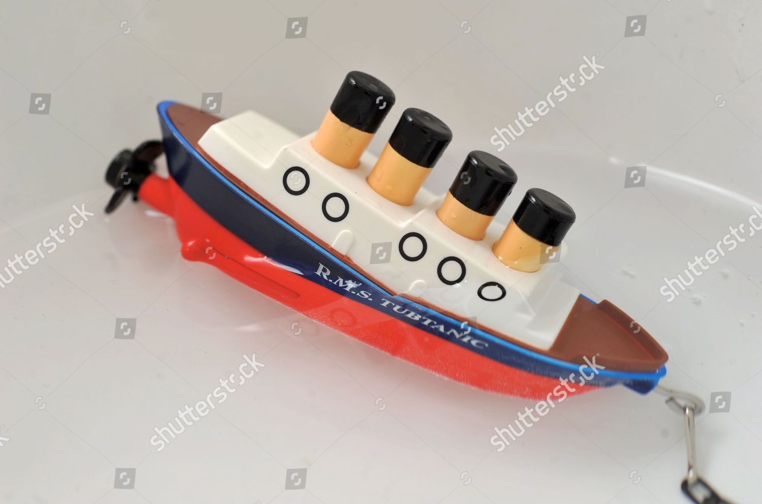 titanic bathtub toy