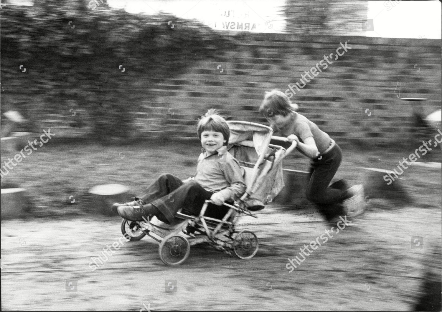 children-play-1970s-children-playing-old-foto-de-stock-de-contenido