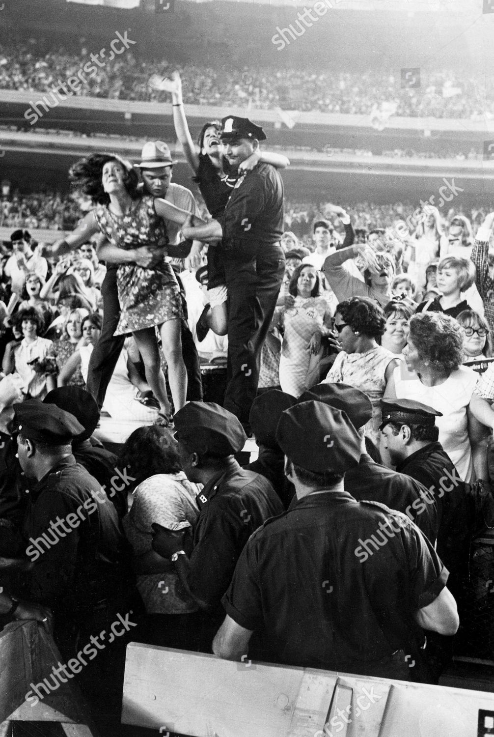 Two Girl Fans Being Handled By Police Foto Editorial En Stock Imagen En Stock Shutterstock