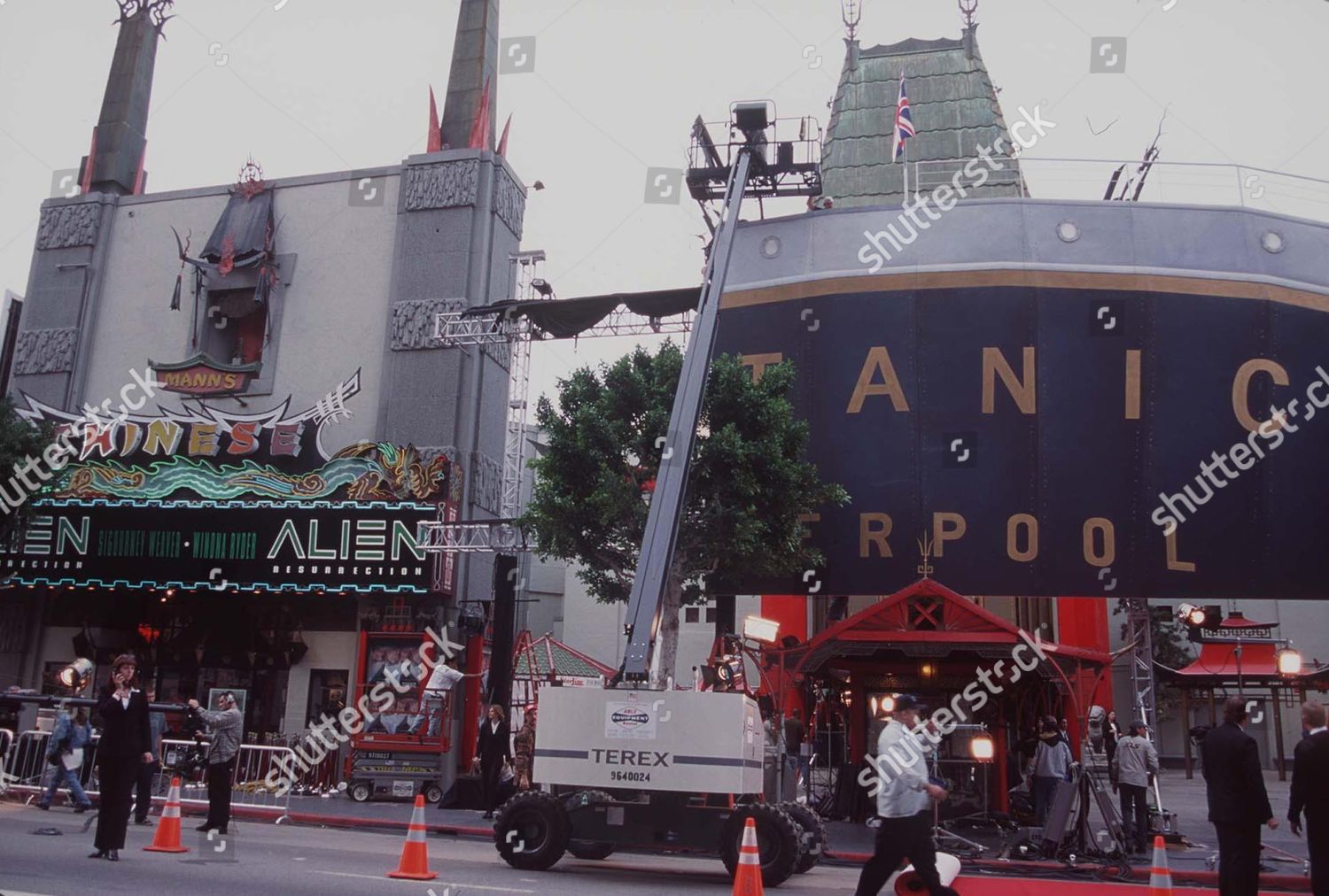 TITANIC FILM PREMIERE MANNS CHINESE THEATRE LOS Editorial Stock Photo ...