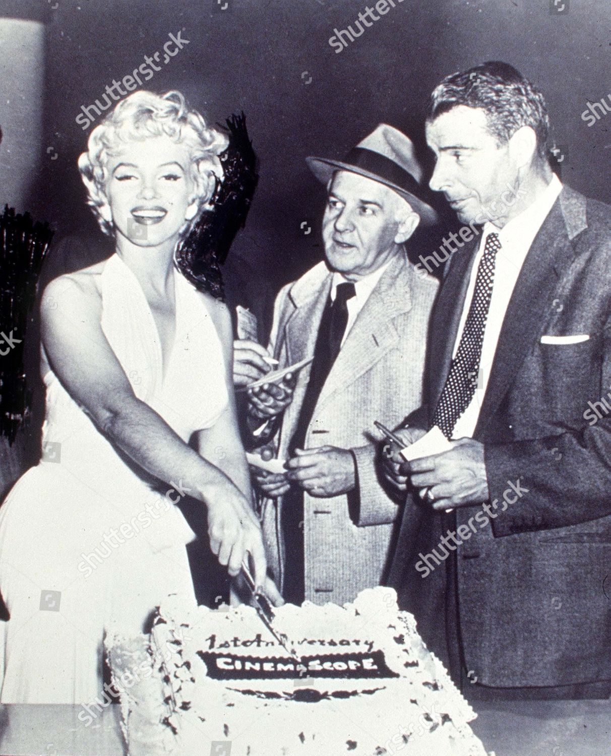 File:Marilyn Monroe Joe DiMaggio January 1954.jpg - Wikipedia