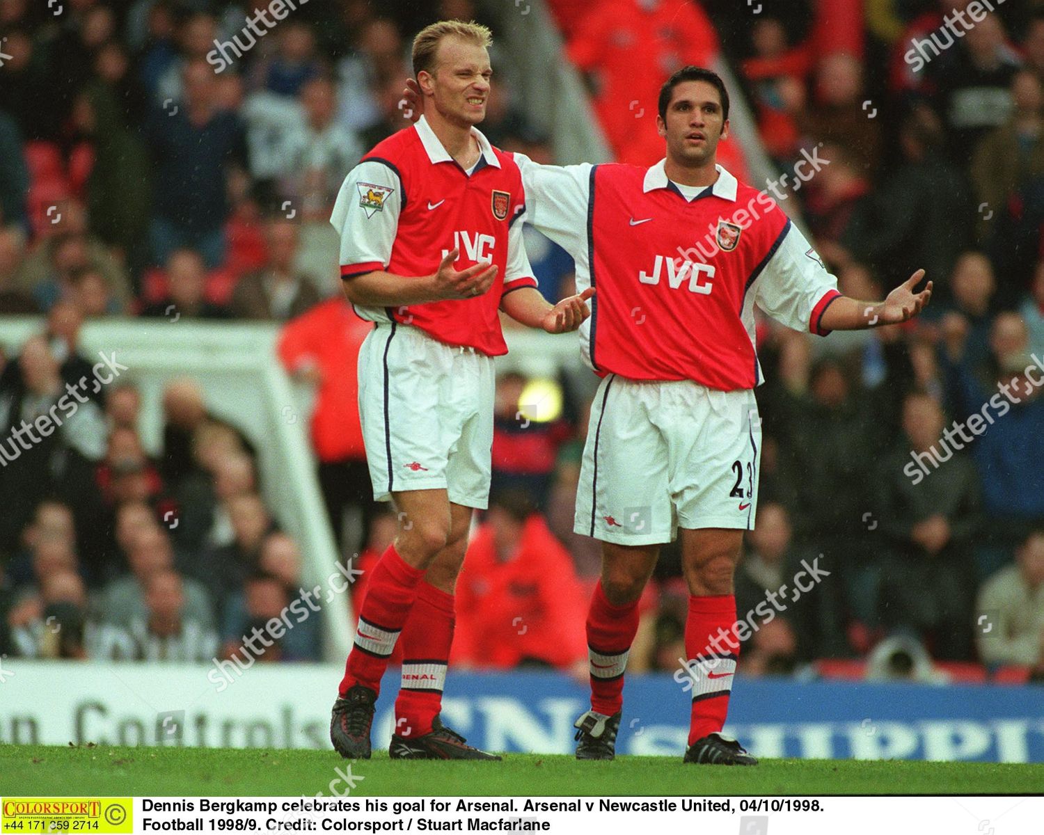 Dennis Bergkamp Celebrates His Goal Arsenal: редакционная стоковая  фотография — стоковое изображение | Shutterstock