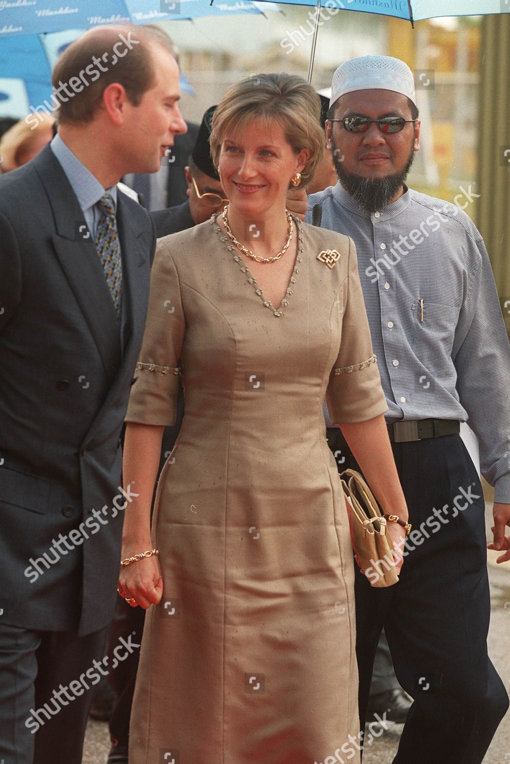 sophie-countess-of-wessex-during-visit-to-brunei-with-her-majesty-the-rajah-isteri-blue-and-her-royal-highness-the-pengiran-isteri-pink-2000-shutterstock-editorial-327961k.jpg