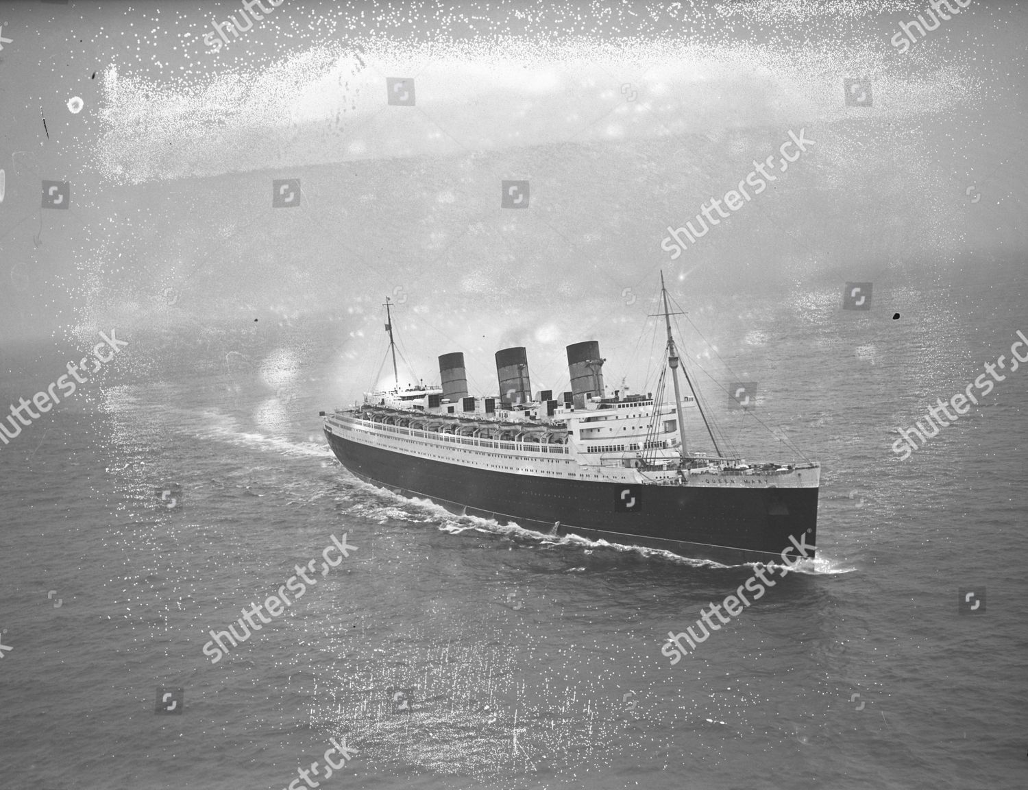 Foto de stock de The Rms Queen Mary Liner Nears Southampton Water. The Queen Mother Is On Board Returning From America. Glass Neg Rms Queen Mary Is A Retired Ocean Liner That Sailed Primarily In The North Atlantic Ocean From 1936 To 1967 For The Cunard Line (known As