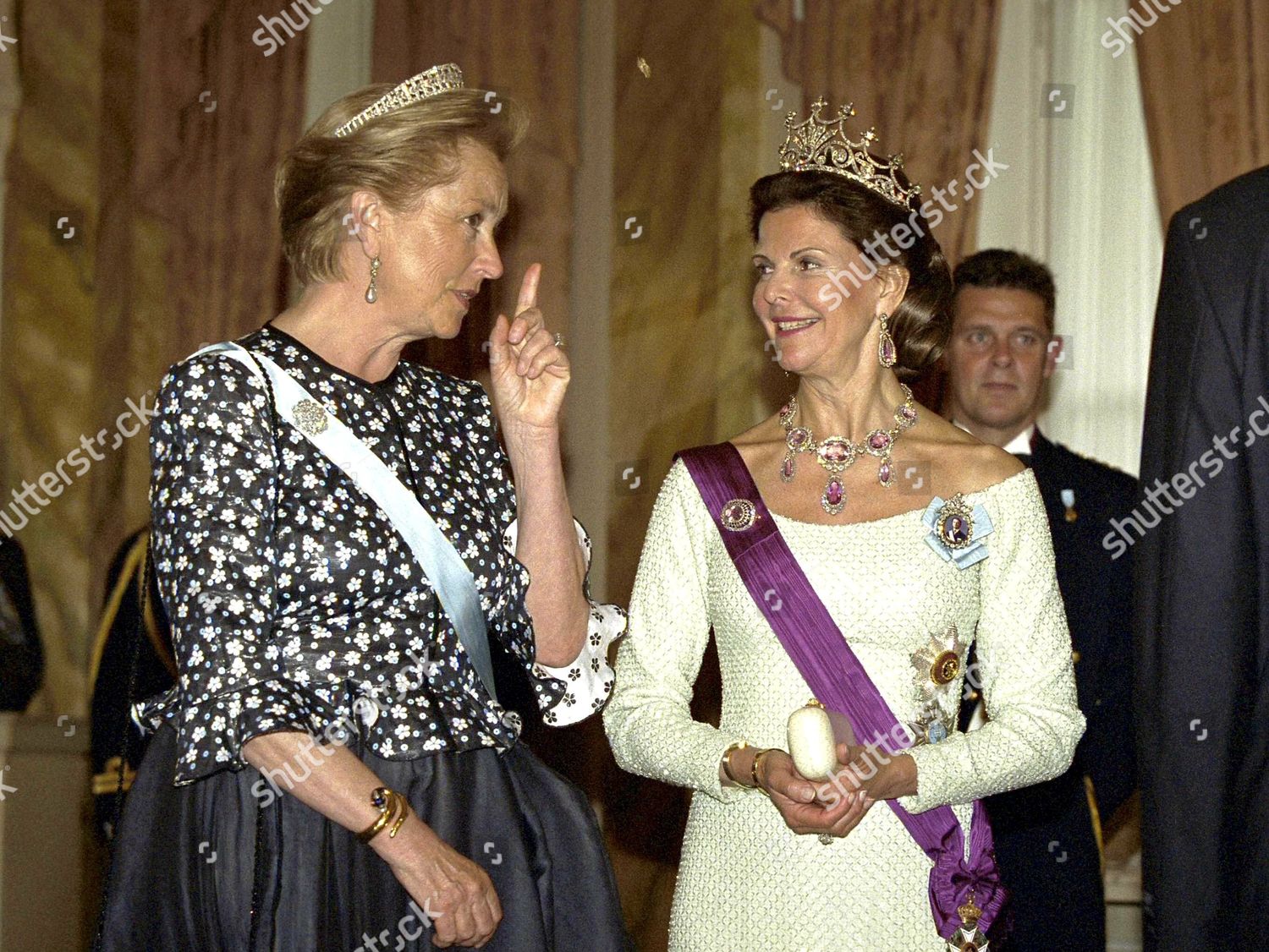 OFFICIAL VISIT OF SWEDISH ROYAL FAMILY IN BRUSSELS, BELGIUM - 09 MAY 2001: стоковое фото