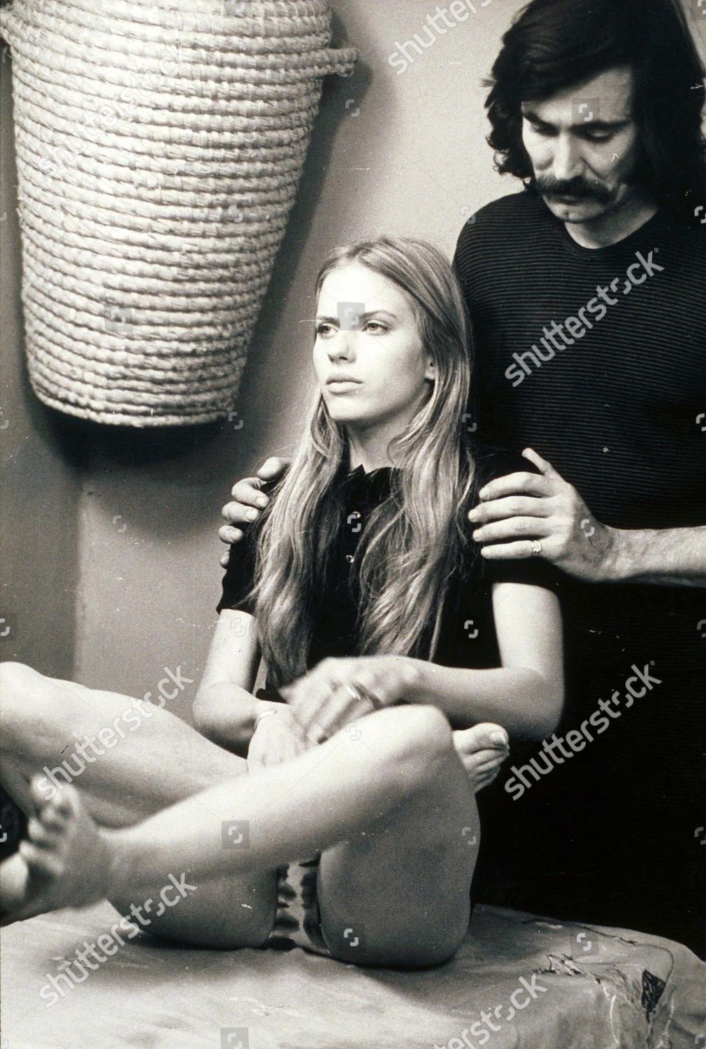 George Lazenby Chrissie Townson Wife 1970 Redaktionelles Stockfoto ...