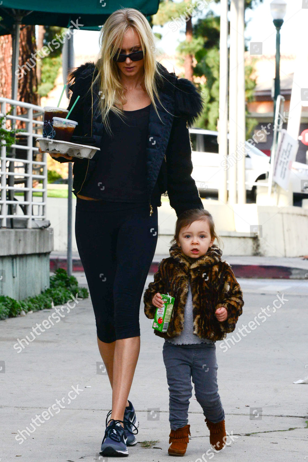 Kimberly Stewart Getting Iced Coffee While Daughter Foto Editorial Imagem De Banco Shutterstock