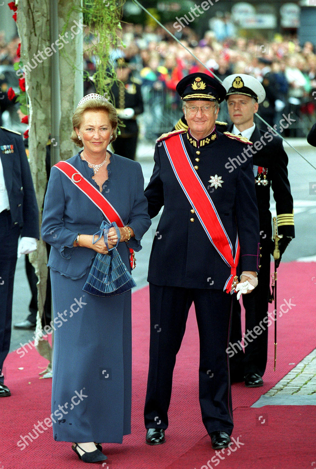 THE ROYAL WEDDING OF CROWN PRINCE HAAKON MAGNUS AND METTE-MARIT TJESSEN HOIBY IN OSLO NORWAY - 25 AUG 2001: стоковое фото