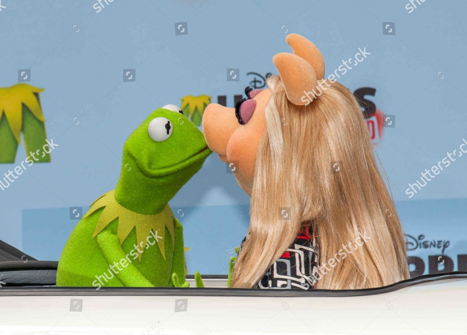 kermit and miss piggy kissing