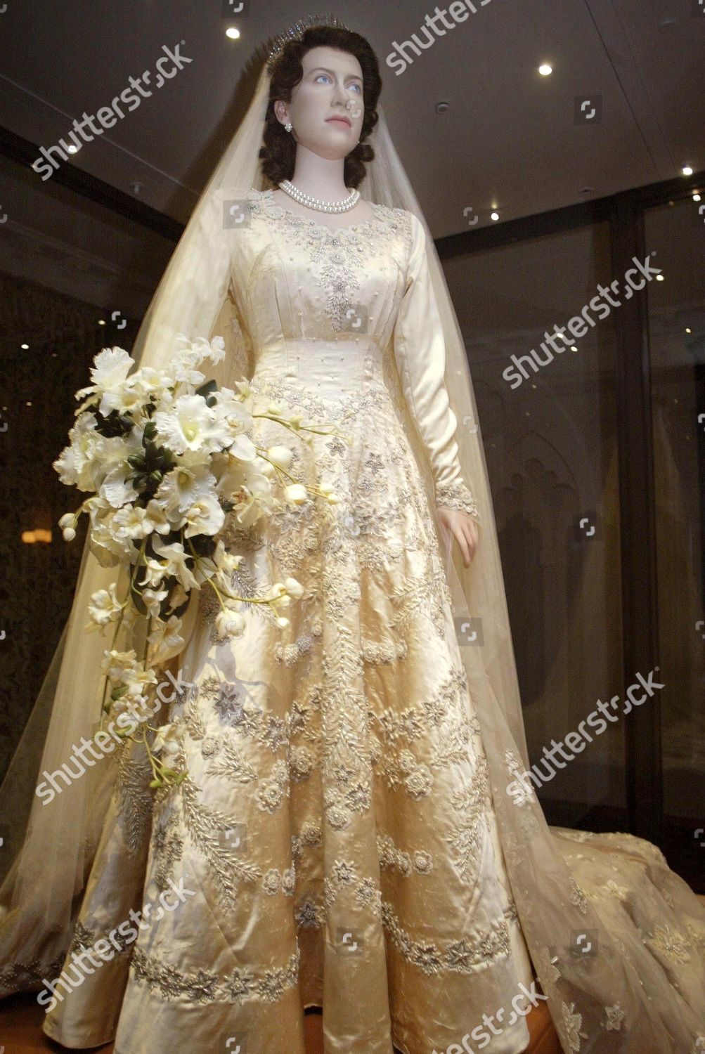 queens wedding dress 1947