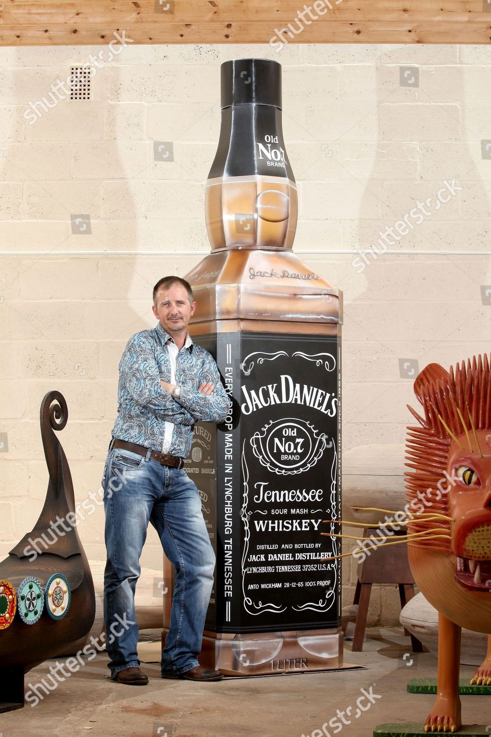 Большая бутылка коньяка. Большая бутылка коньяка Джек Дэниэлс. Гигантская бутылка виски. Самая большая бутылка виски. Огромная бутыль виски.