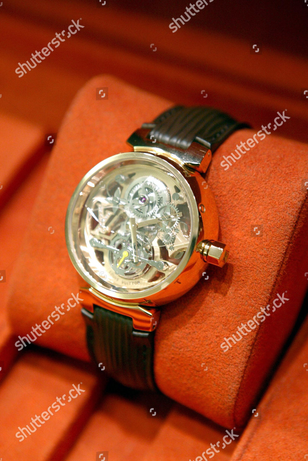 200000 Louis Monogram watch redaktionelt stock- foto -- stock-foto | Shutterstock