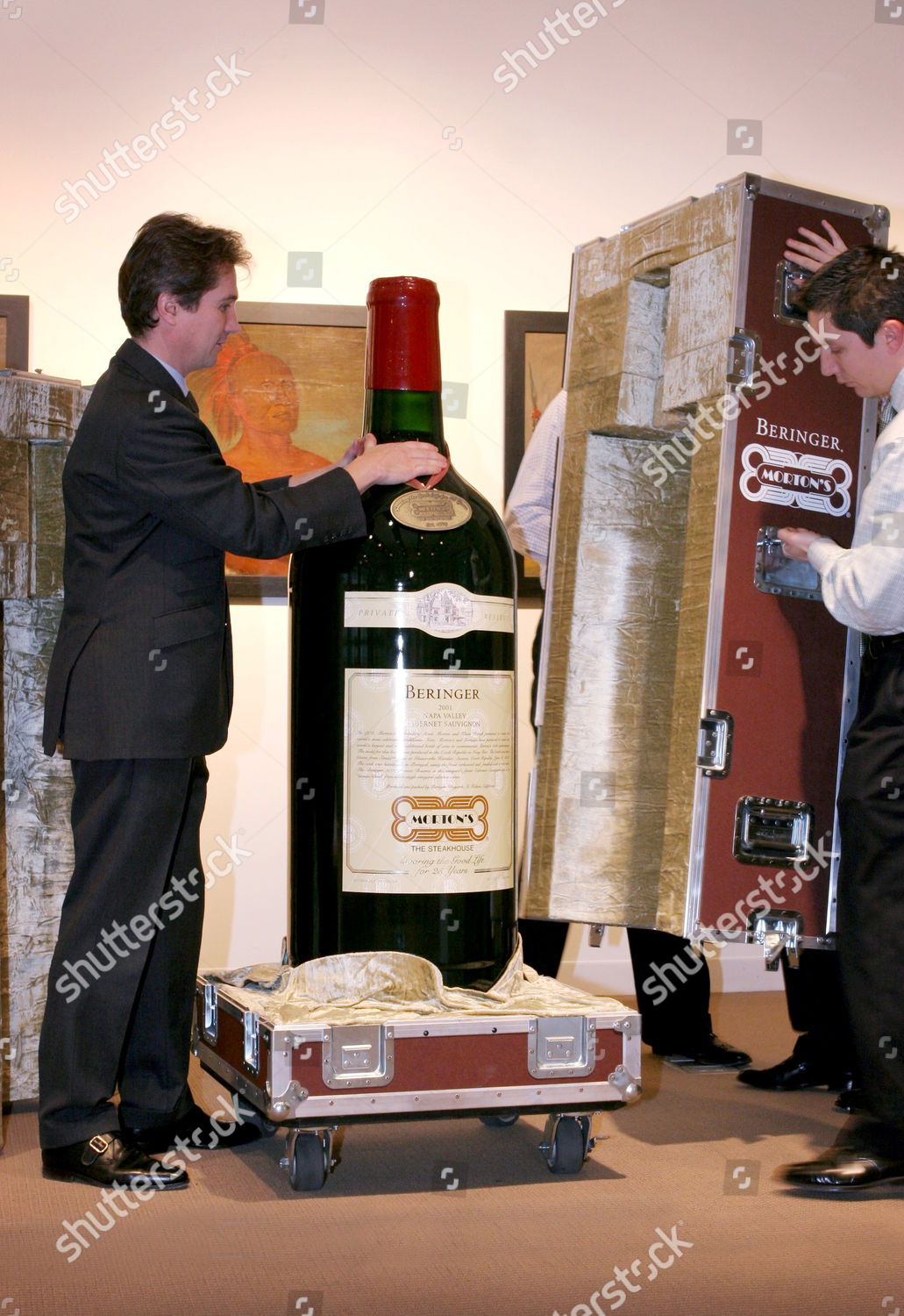 the-worlds-largest-bottle-of-wine-new-york-america-shutterstock-editorial-503816a.jpg