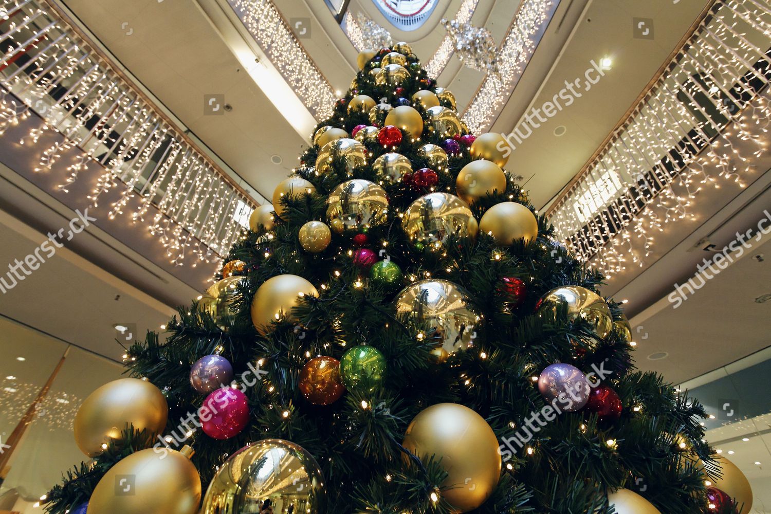 christmas tree with big balls