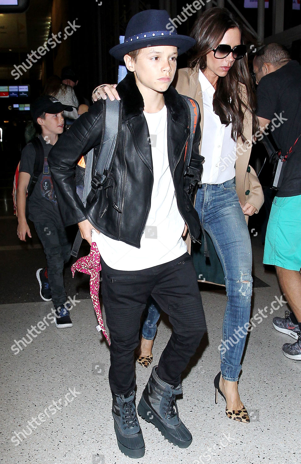 Photo : Victoria Beckham et son fils Romeo arrive à l'aéroport de JFK à New  York pour prendre l'avion. Romeo porte une casquette et un sac Louis Vuitton!  Le 30 août 2017. 