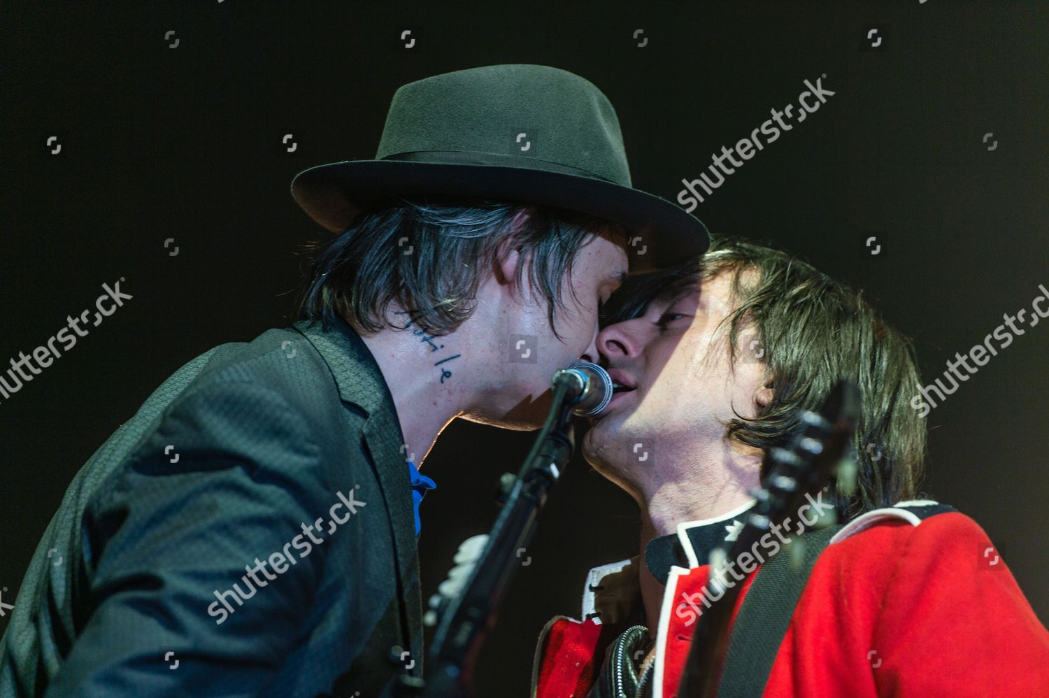 pete doherty and carl barat kiss