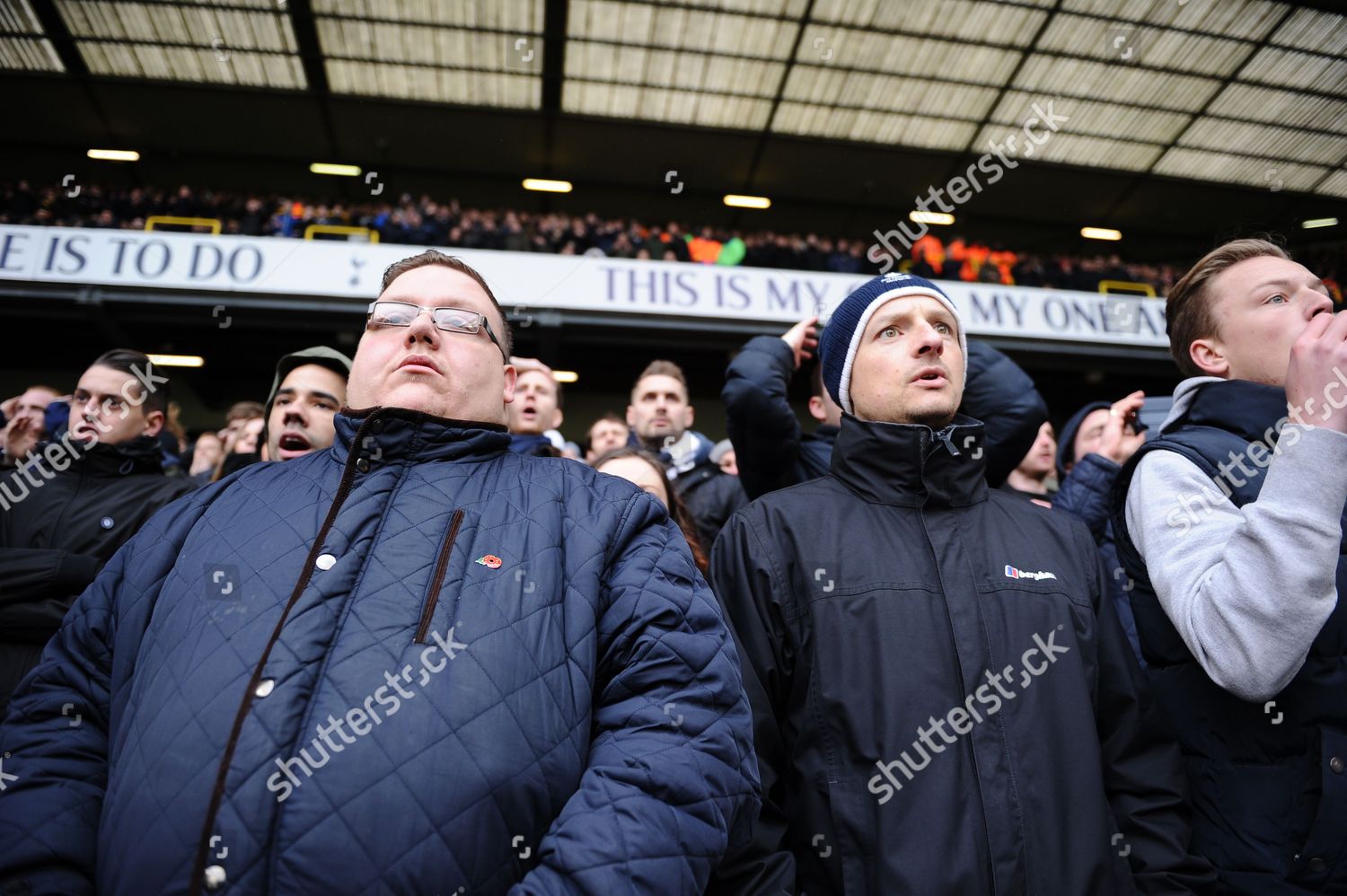 Home Fans Look Anxiously On During Barclays Foto Editorial