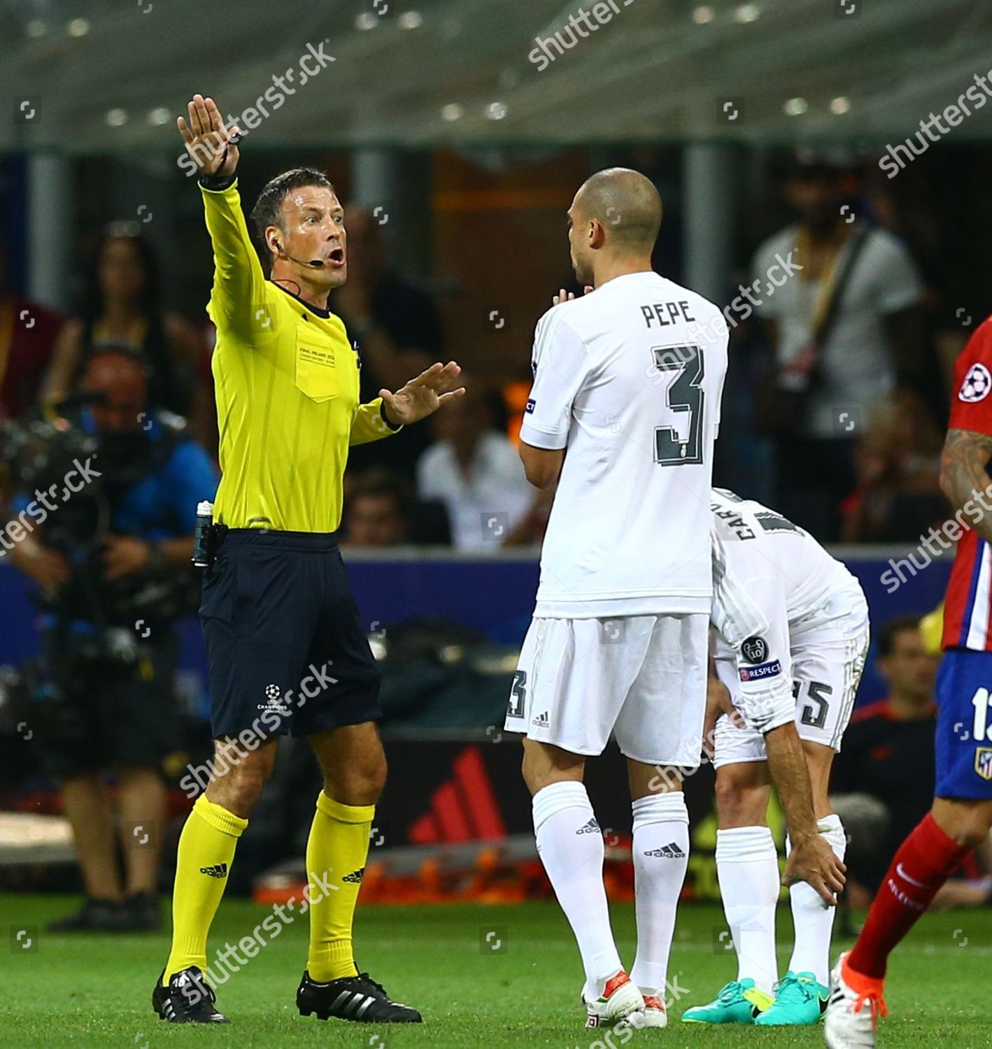 Referee Mark Clattenburg Pepe Real Madrid During Editorial Stock Photo Stock Image Shutterstock