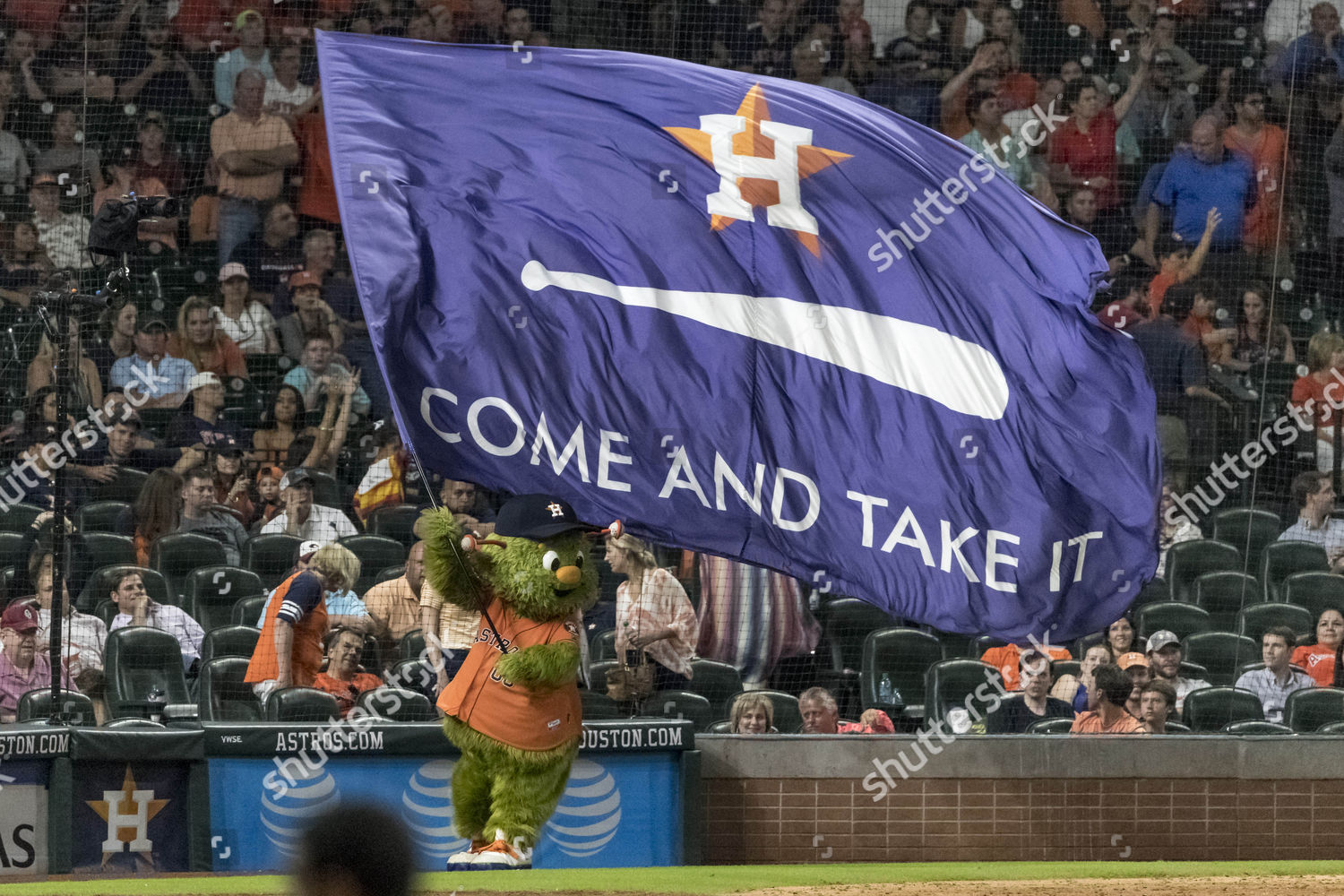 How to get your Christmas card photo taken with the Astros' Orbit