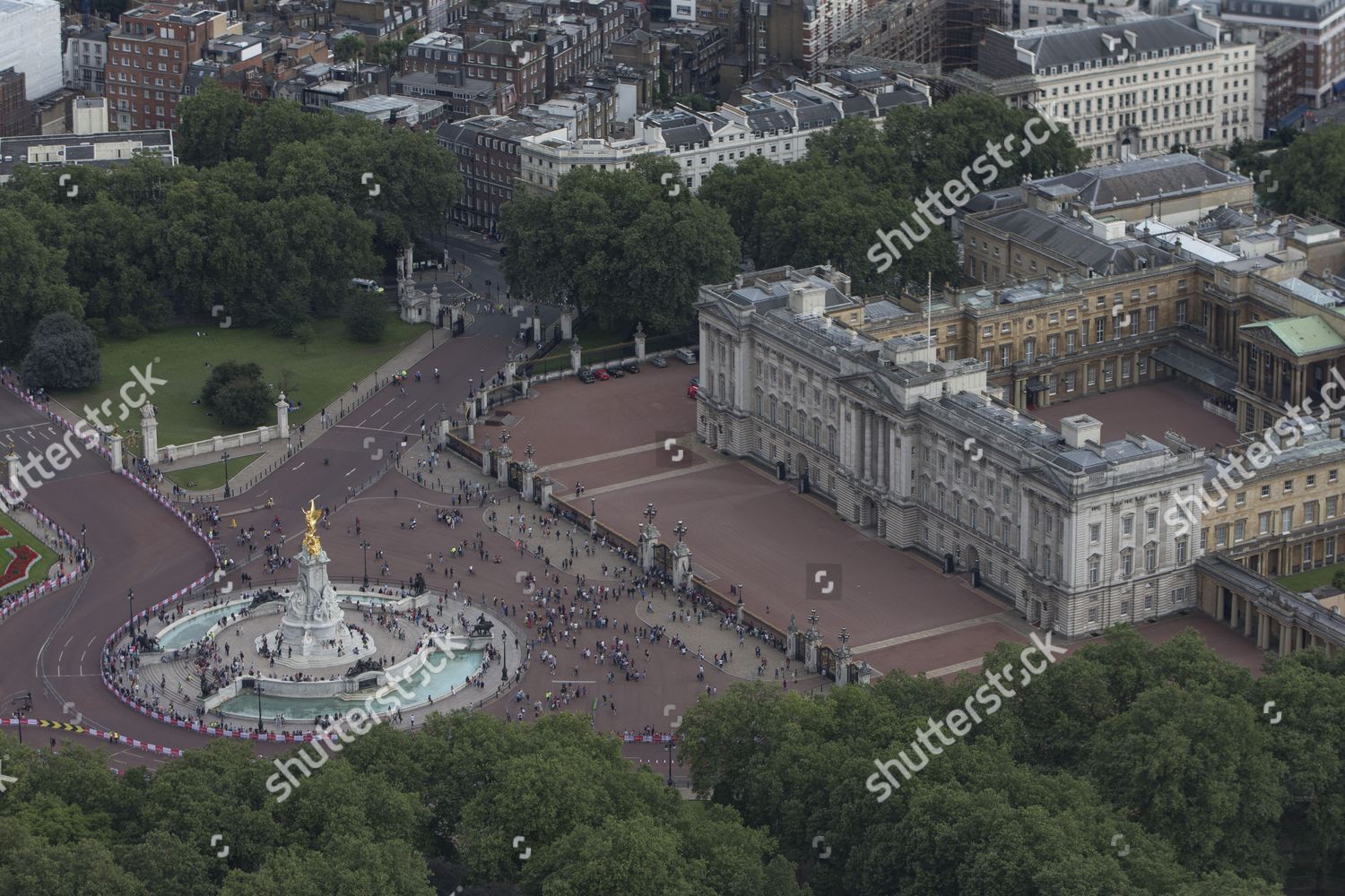 Spur Road Mall Leading Buckingham Palace Editorial Stock Photo - Stock ...