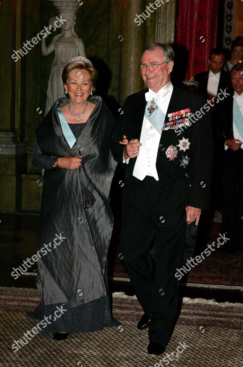 KING CARL GUSTAF 60TH BIRTHDAY GALA DINNER AT THE KINGS PALACE, STOCKHOLM, SWEDEN - 30 APR 2006: стоковое фото