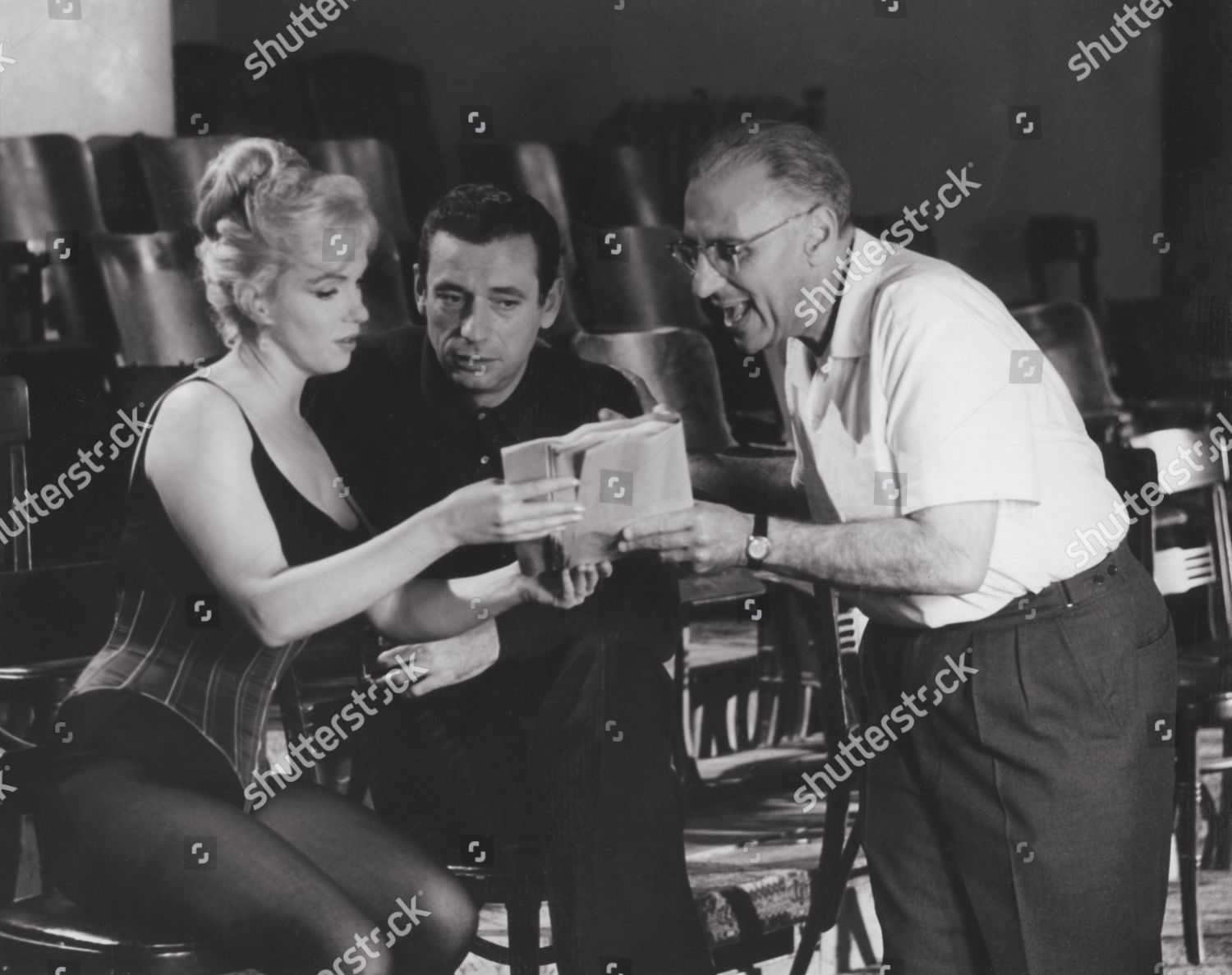 Image of Le réalisateur George Cukor avec Marilyn Monroe et Yves Montand