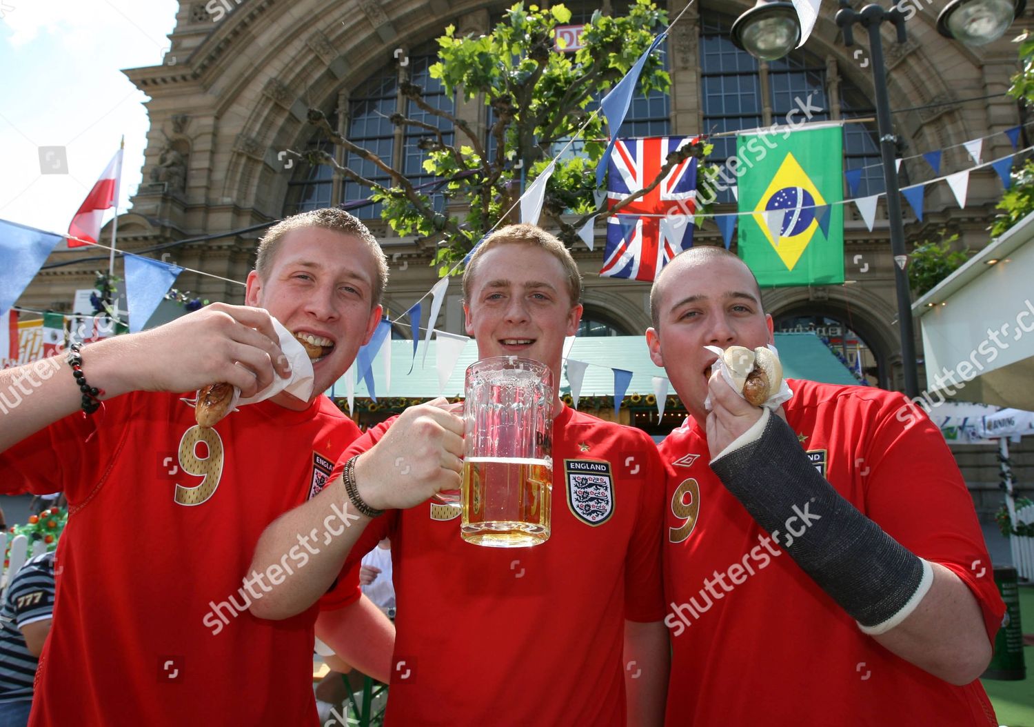 England Football Fans Bratwurst Beer Outside Hauptbahnhof Redaktionelles Stockfoto Stockbild Shutterstock