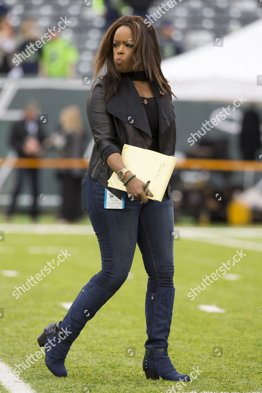 Fox Sports sideline reporter Pam Oliver looks Editorial ...