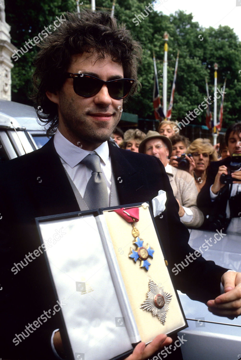 Bob Geldof at the London premiere of the film Lord of The Rings: The Two  Towers at the Odeon in Leicester Square. Full length, hat Stock Photo -  Alamy