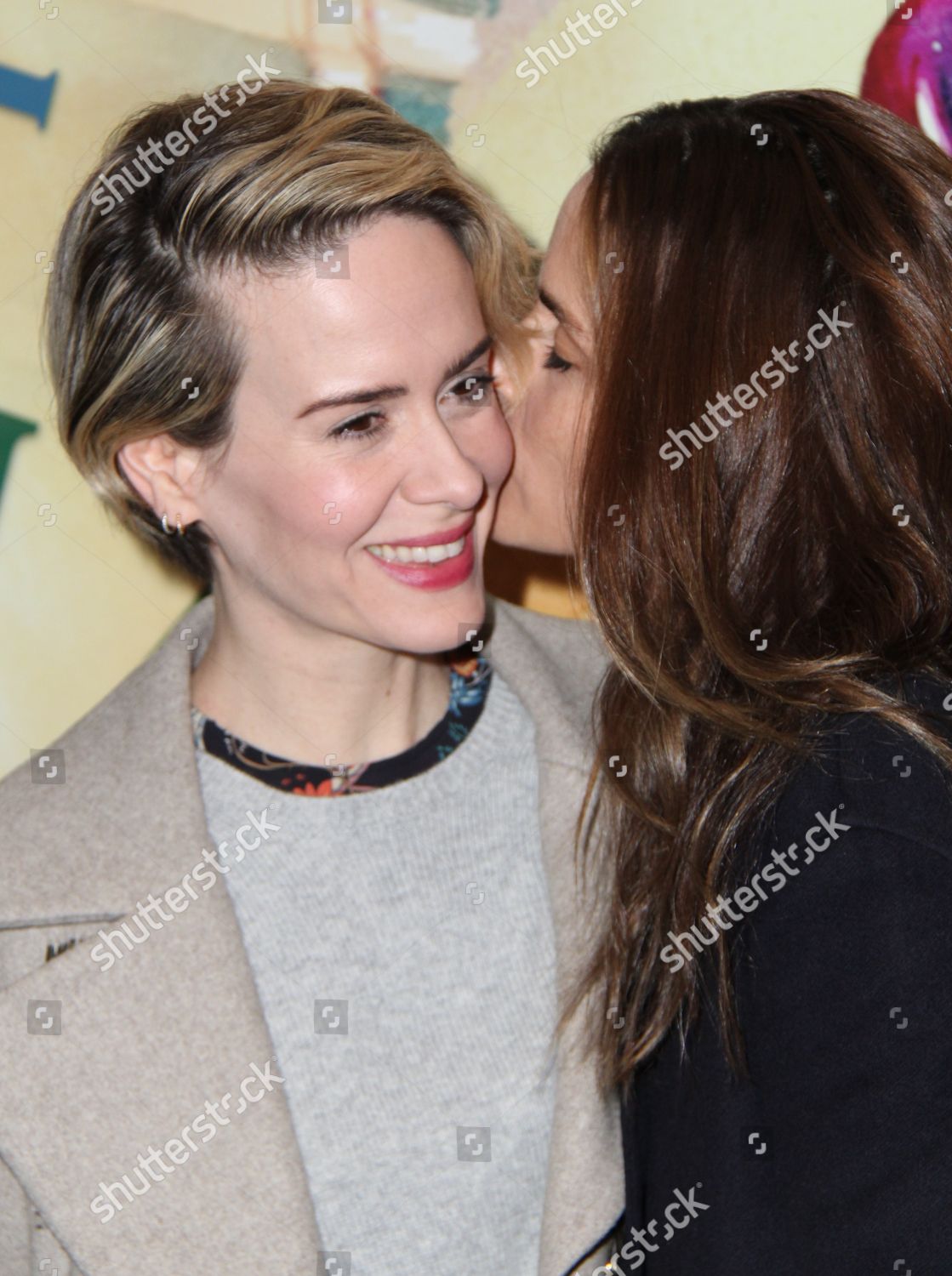 sarah paulson and amanda peet kiss