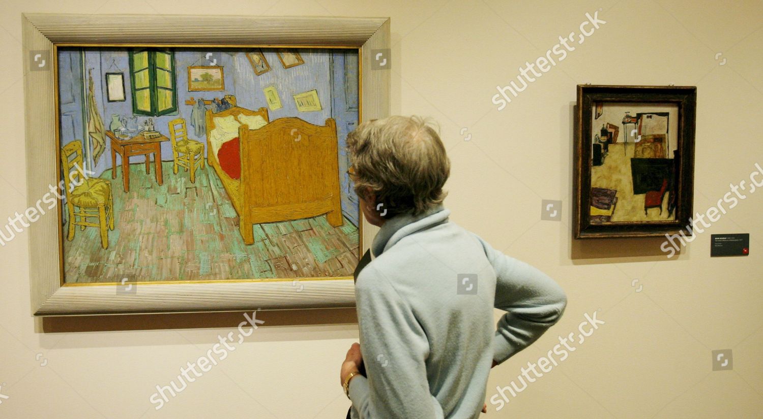 Woman Looks Vincent Van Goghs The Bedroom Redaktionelles