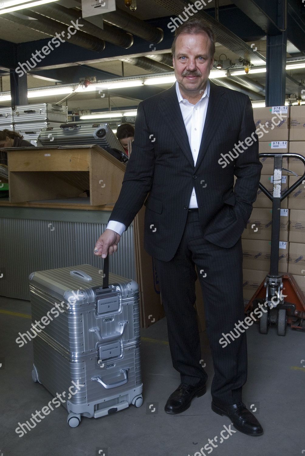 rimowa suit