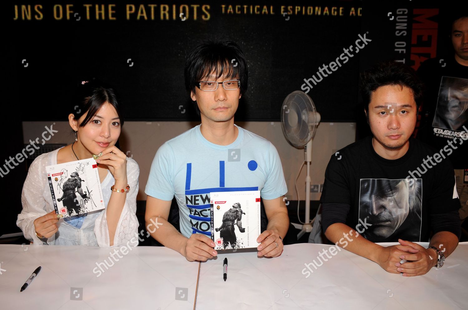 File:Hideo Kojima, Yumi Kikuchi and their fans.jpg - Wikimedia Commons