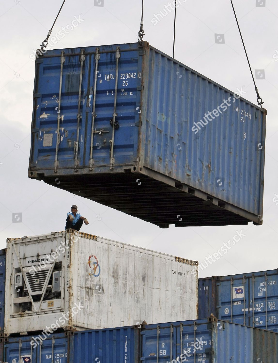 CARGO SHIP LOADING CONTAINERS JAKARTA INTERNATIONAL Editorial Stock ...