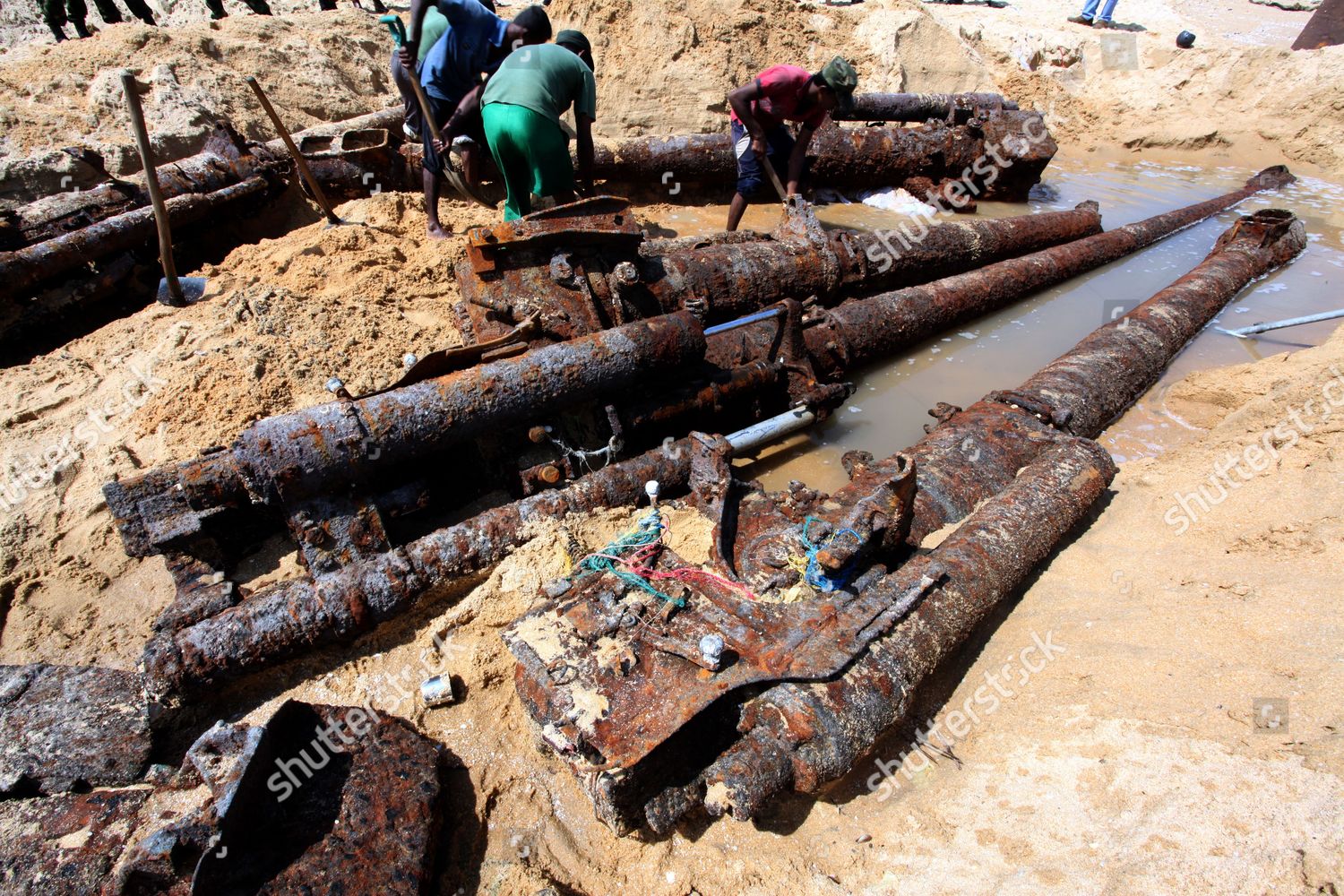 Sri Lankan Army Soldiers Dig Out Editorial Stock Photo - Stock Image ...