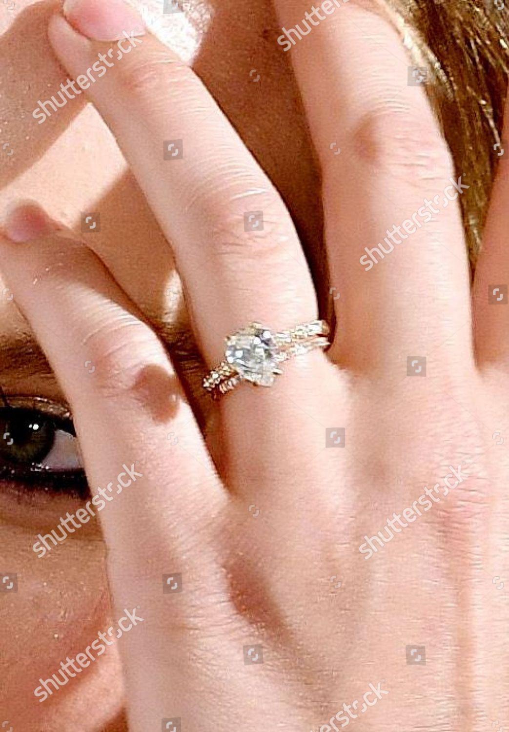 Margot Robbie wedding ring Editorial. margot robbie engagement ring. 